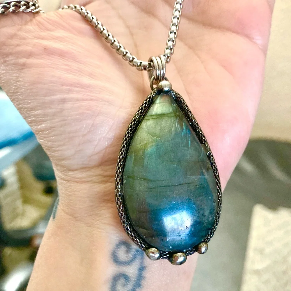 Natural dark blue green iridescent flash labradorite gemstone boho moon necklace - Picture 11 of 14